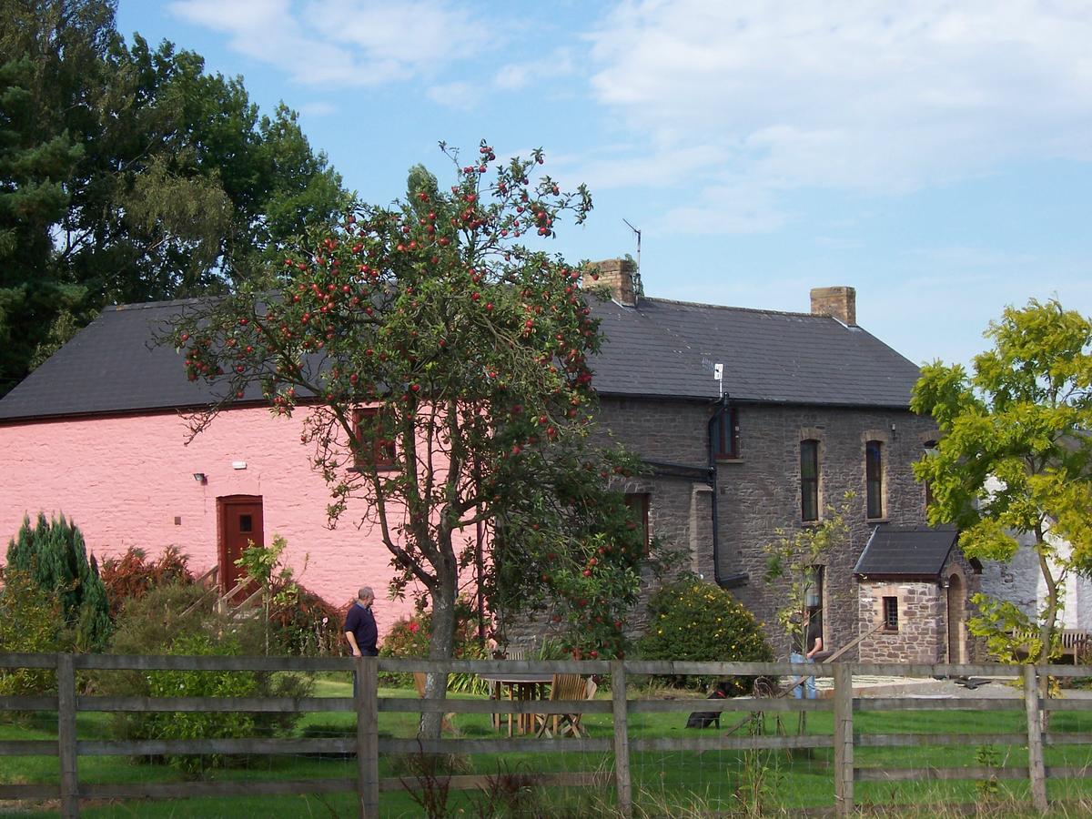 Brynderwen Bed and Breakfast Llangorse Buitenkant foto